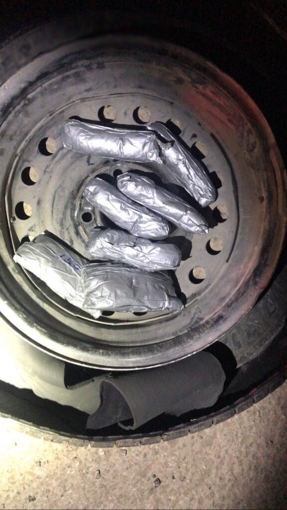 CAE AUTOMOVILISTA CON PAQUETES DE FENTANILO EN LLANTA DE REFACCIóN CAE AUTOMOVILISTA CON PAQUETES DE FENTANILO EN LLANTA DE REFACCIóN
