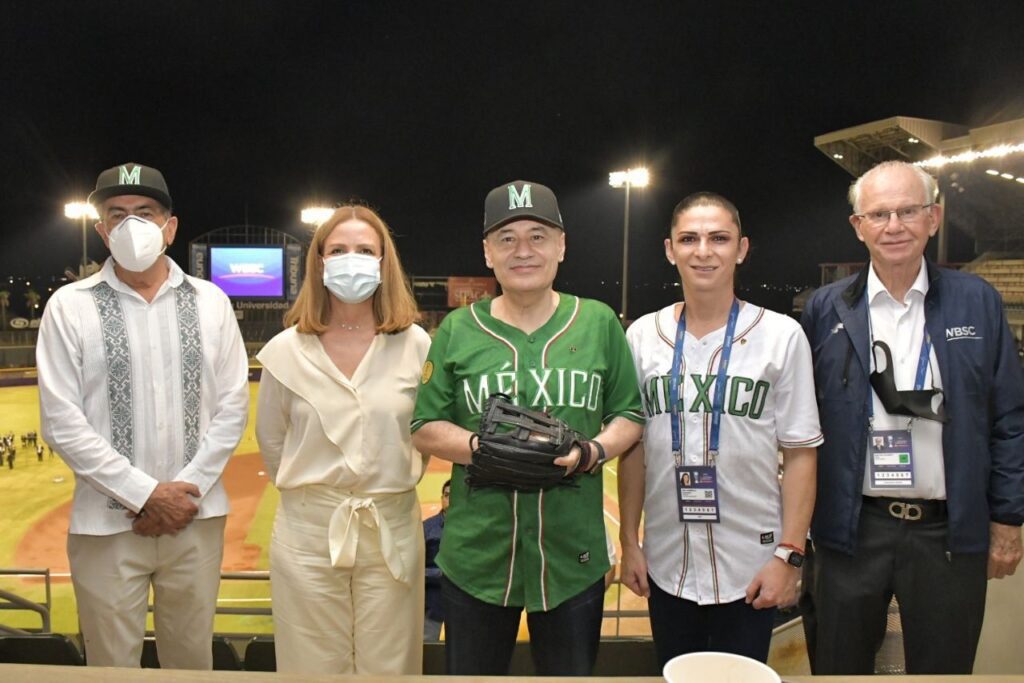 DURAZO LANZA PRIMERA BOLA EN CAMPEONATO MUNDIAL DE BEIS SUB 23