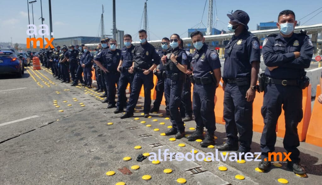VIDEO: CIERRAN GARITA DE SY ANTE ARRIBO DE MIGRANTES PARA CRUCE