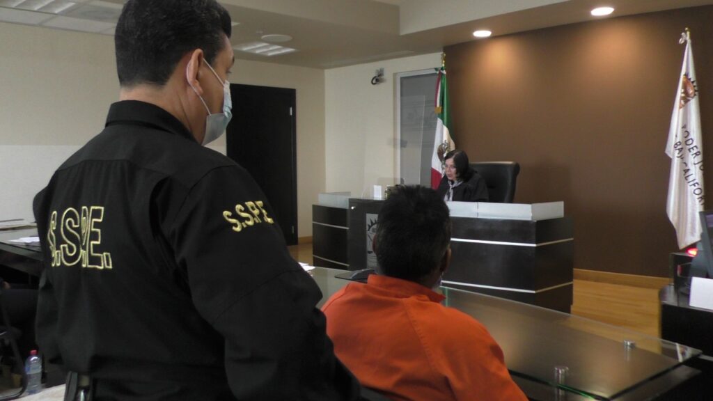VIOLADOR LE PUSO ROPA ENCIMA Y LUEGO LE PRENDIó FUEGO