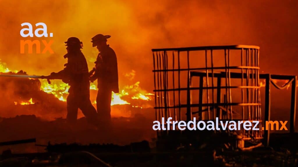MEGAINCENDIO DE RECICLADORA MOVILIZA VARIAS UNIDADES DE BOMBEROS