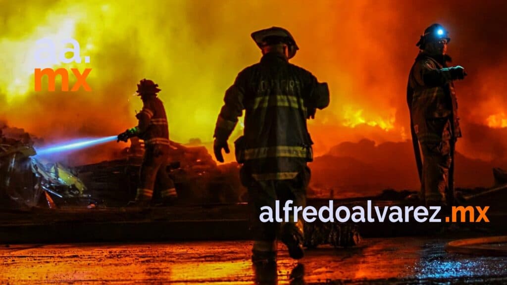 MEGAINCENDIO DE RECICLADORA MOVILIZA VARIAS UNIDADES DE BOMBEROS
