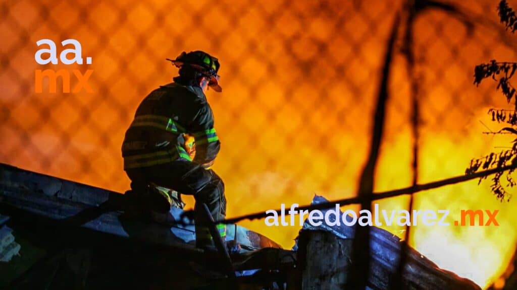 MEGAINCENDIO DE RECICLADORA MOVILIZA VARIAS UNIDADES DE BOMBEROS