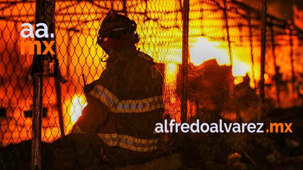 MEGAINCENDIO DE RECICLADORA MOVILIZA VARIAS UNIDADES DE BOMBEROS