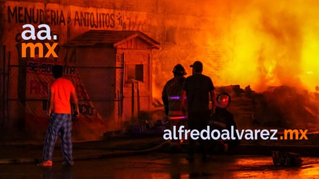 MEGAINCENDIO DE RECICLADORA MOVILIZA VARIAS UNIDADES DE BOMBEROS