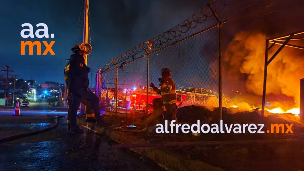 MEGAINCENDIO DE RECICLADORA MOVILIZA VARIAS UNIDADES DE BOMBEROS