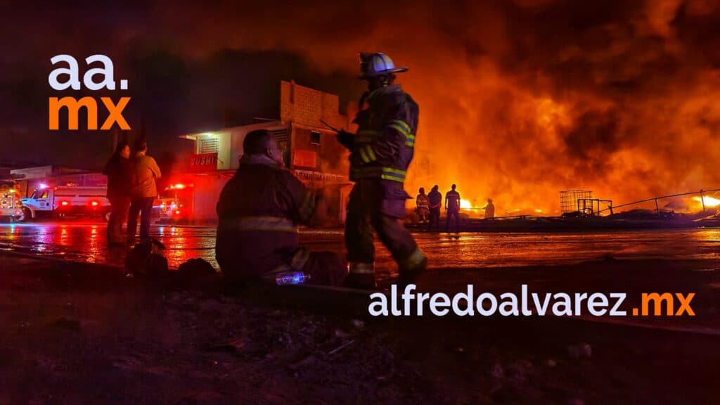 MEGAINCENDIO DE RECICLADORA MOVILIZA VARIAS UNIDADES DE BOMBEROS