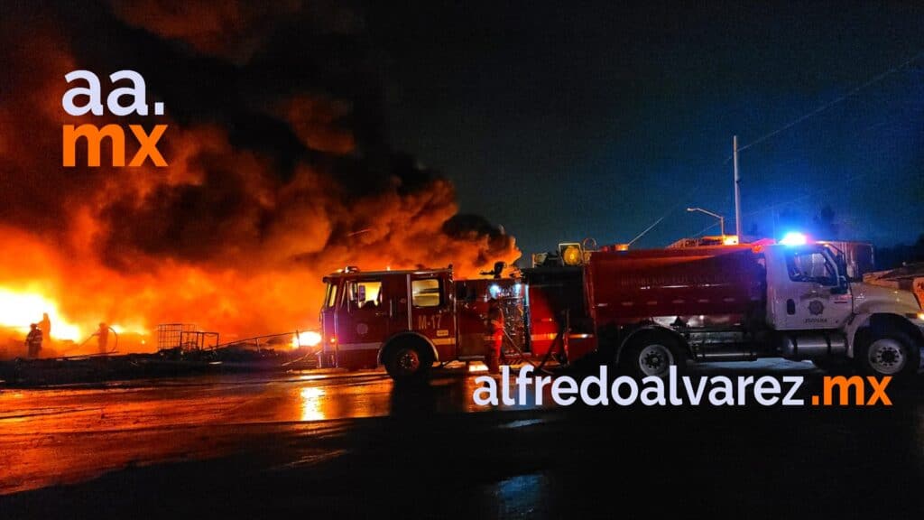 MEGAINCENDIO DE RECICLADORA MOVILIZA VARIAS UNIDADES DE BOMBEROS