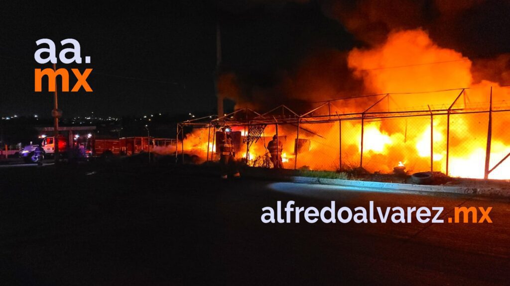 MEGAINCENDIO DE RECICLADORA MOVILIZA VARIAS UNIDADES DE BOMBEROS