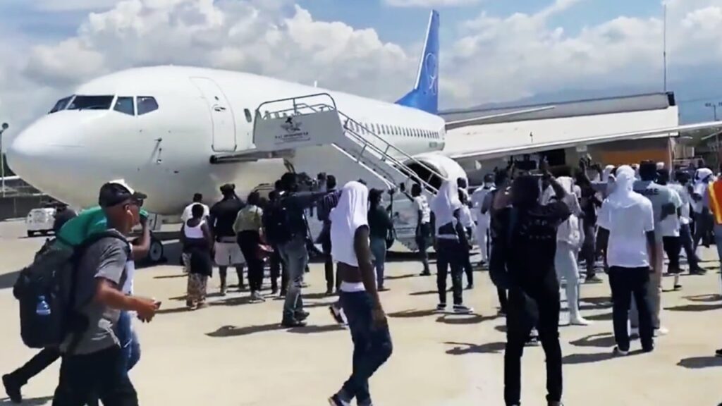 HAITIANOS SE ENFRENTAN A AUTORIDADES AL LLEGAR A SU PAíS