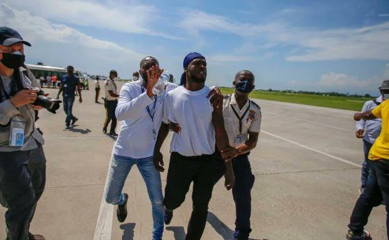 HAITIANOS SE ENFRENTAN A AUTORIDADES AL LLEGAR A SU PAíS