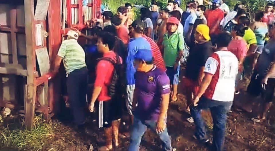 VUELCA TRáILER CON CERDOS Y POBLADORES HACEN RAPIñA