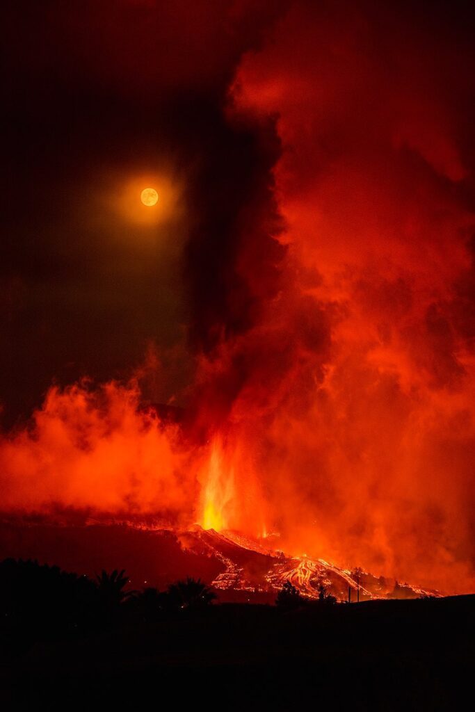 DESALOJAN A MILES POR ERUPCIóN DE VOLCáN EN LA PALMA