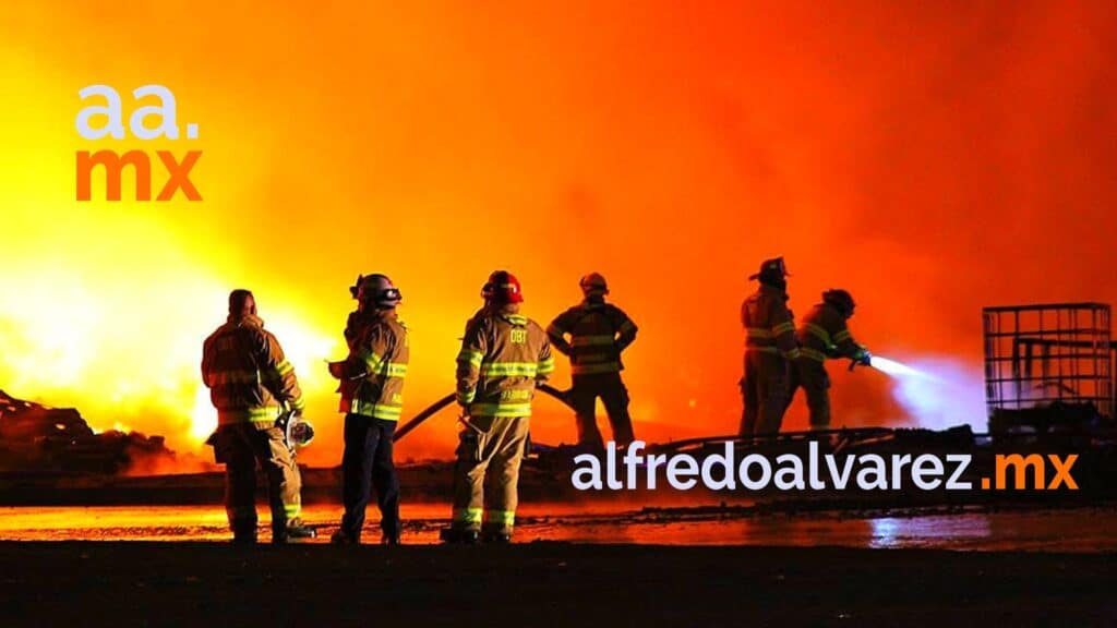 MEGAINCENDIO DE RECICLADORA MOVILIZA VARIAS UNIDADES DE BOMBEROS