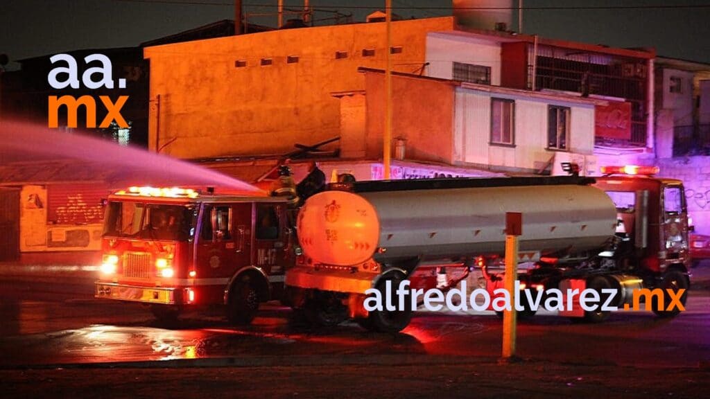 MEGAINCENDIO DE RECICLADORA MOVILIZA VARIAS UNIDADES DE BOMBEROS