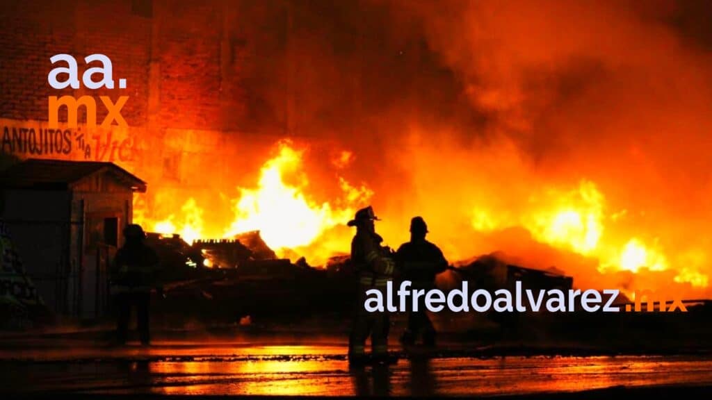 MEGAINCENDIO DE RECICLADORA MOVILIZA VARIAS UNIDADES DE BOMBEROS