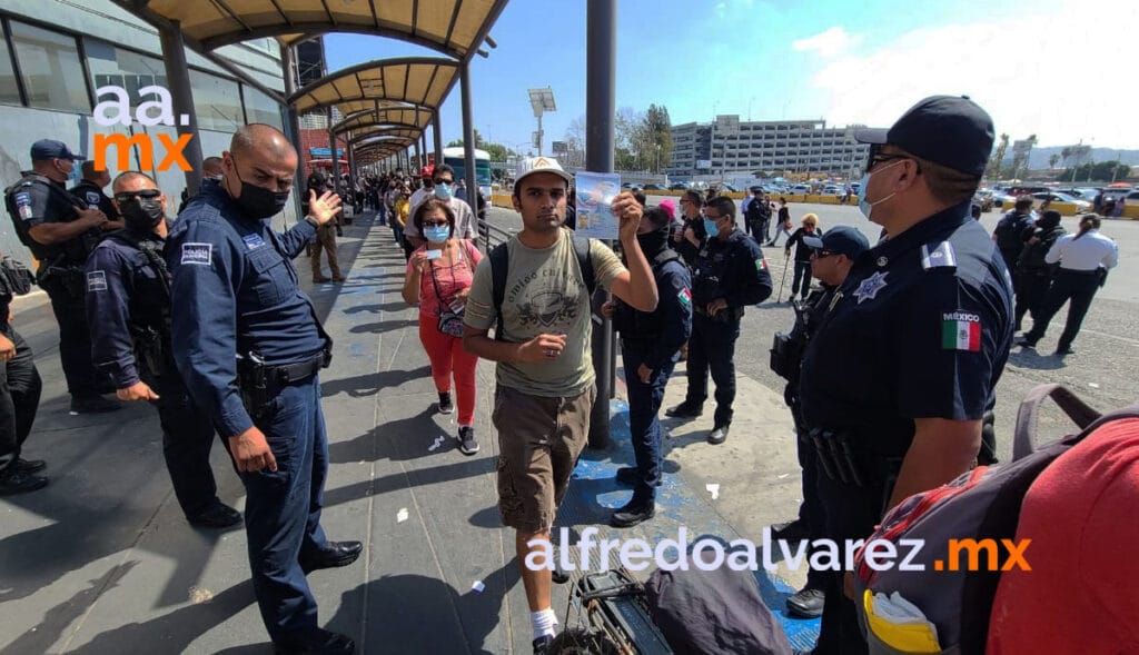 VIDEO: CIERRAN GARITA DE SY ANTE ARRIBO DE MIGRANTES PARA CRUCE