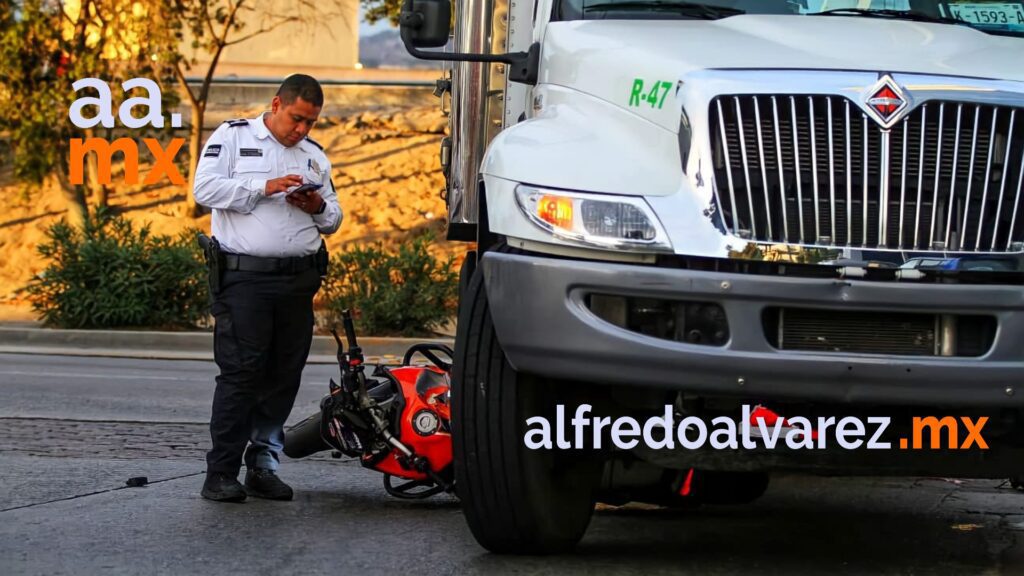 CONDUCTOR CAMBIA DE CARRIL Y ATROPELLA MOTOCICLISTA
