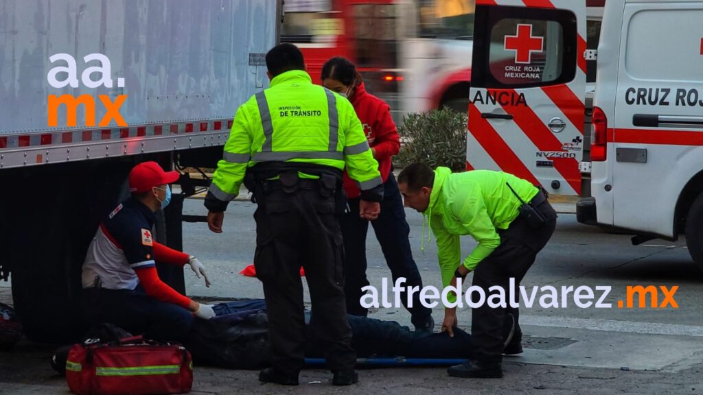CONDUCTOR CAMBIA DE CARRIL Y ATROPELLA MOTOCICLISTA