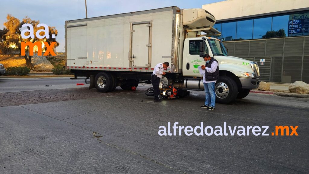 CONDUCTOR CAMBIA DE CARRIL Y ATROPELLA MOTOCICLISTA