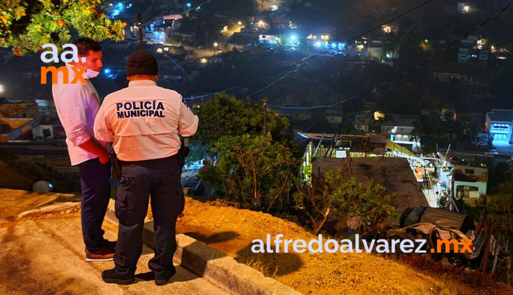 AUTO SALE DISPARADO Y CAE SOBRE UNA VIVIENDA