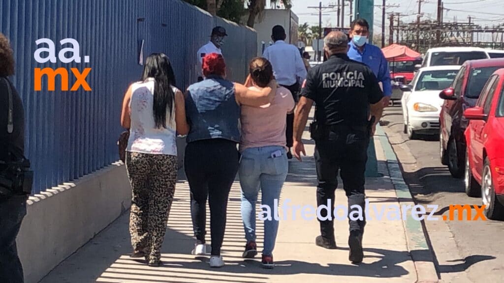 ACRIBILLAN A POLICíA MUNICIPAL SALIENDO DE SU CASA