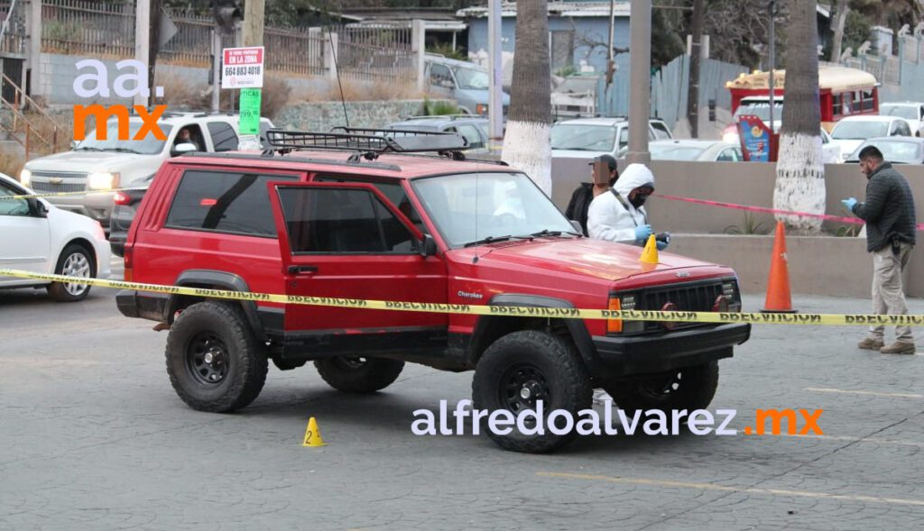 BALEAN A DOS A BORDO DE CAMIONETA