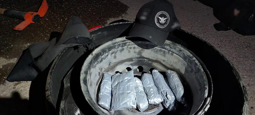 CAE AUTOMOVILISTA CON PAQUETES DE FENTANILO EN LLANTA DE REFACCIóN CAE AUTOMOVILISTA CON PAQUETES DE FENTANILO EN LLANTA DE REFACCIóN