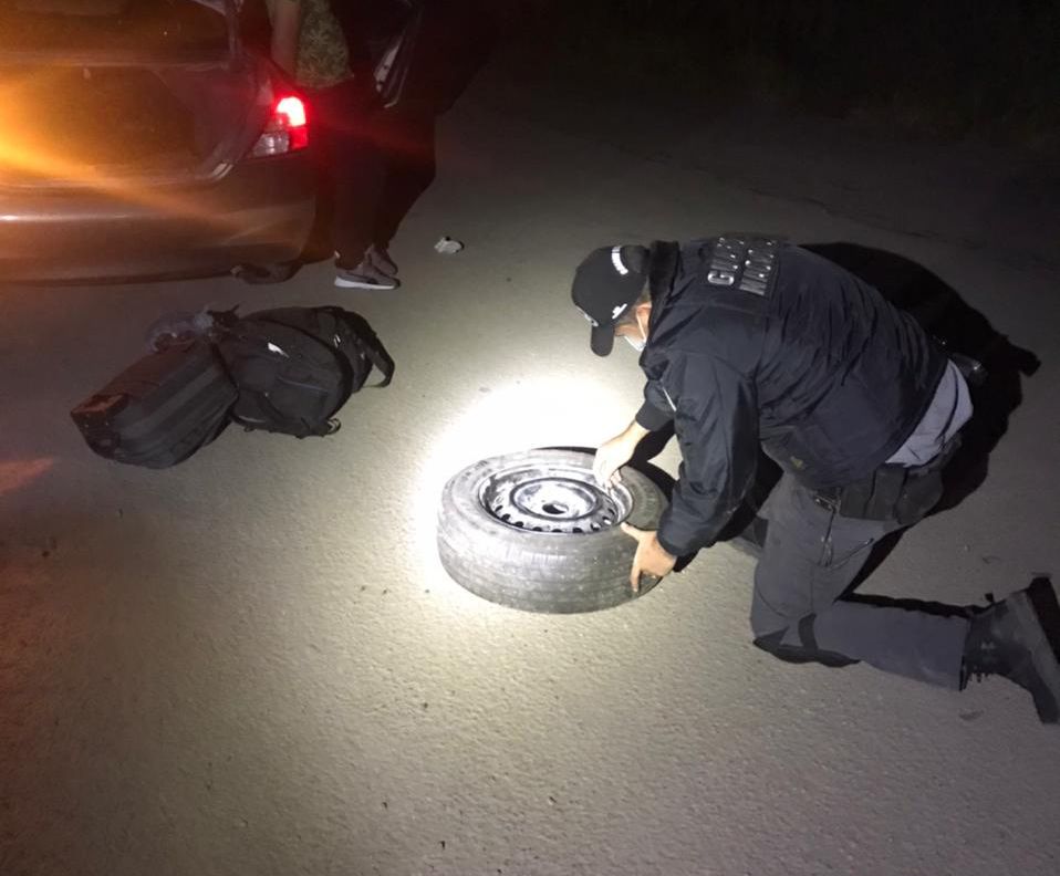 CAE AUTOMOVILISTA CON PAQUETES DE FENTANILO EN LLANTA DE REFACCIóN CAE AUTOMOVILISTA CON PAQUETES DE FENTANILO EN LLANTA DE REFACCIóN