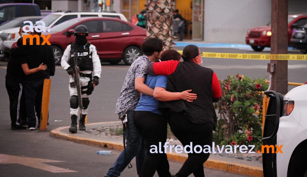 ACRIBILLAN A TRES, UNO EN ESTACIONAMIENTO DE SUPERMERCADO