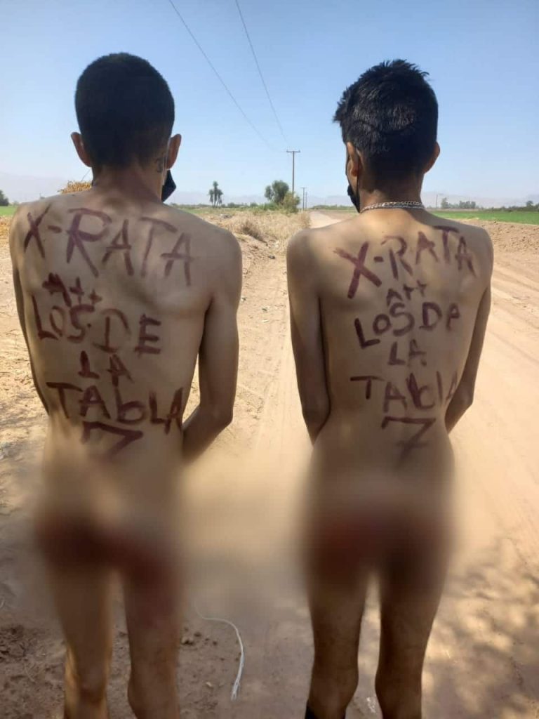 LOS PRIVAN DE LA LIBERTAD Y LOS AGARRAN A TABLAZOS