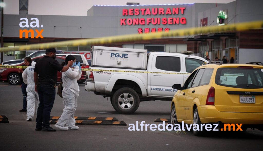ACRIBILLAN A TRES, UNO EN ESTACIONAMIENTO DE SUPERMERCADO