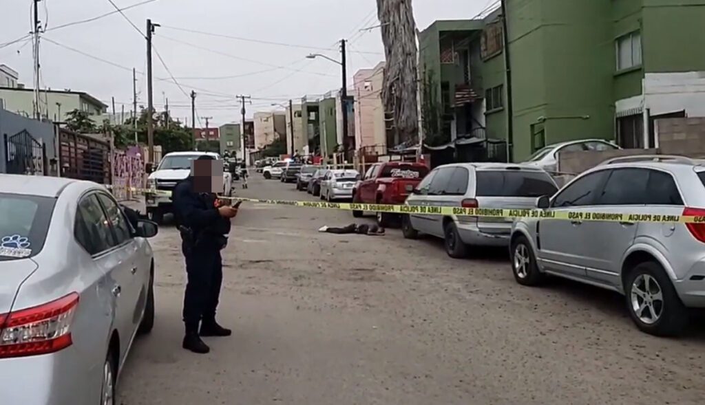 ACRIBILLAN A TRES, UNO EN ESTACIONAMIENTO DE SUPERMERCADO