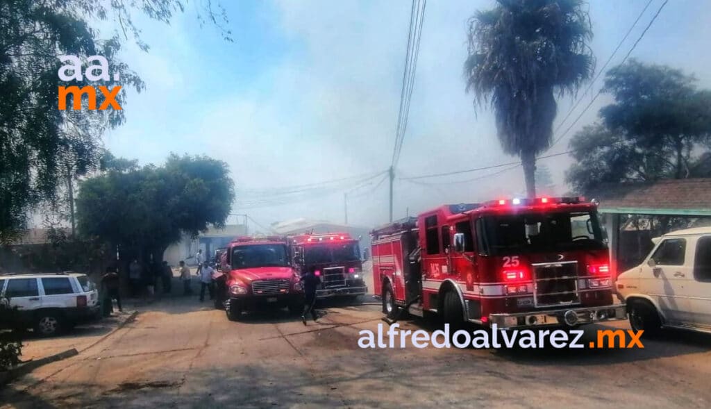 FUERTE INCENDIO CONSUME CASAS, VEHíCULOS Y CAMIONES
