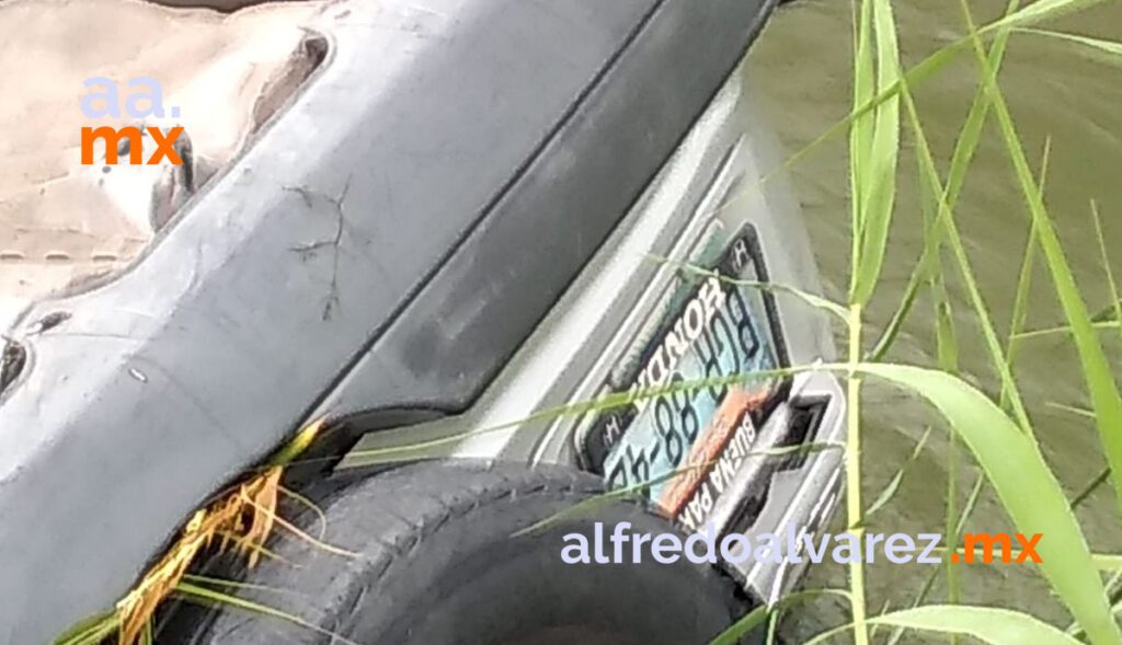 SUJETOS ARMADOS LE CIERRAN EL PASO Y SE LANZA A CANAL
