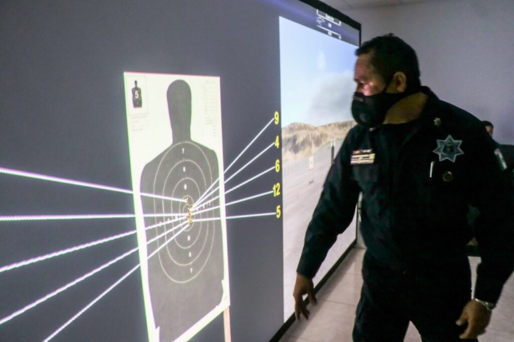 BROWN INAUGURA CENTRO VIRTUAL DE TIRO DE LA POLICíA MUNICIPAL