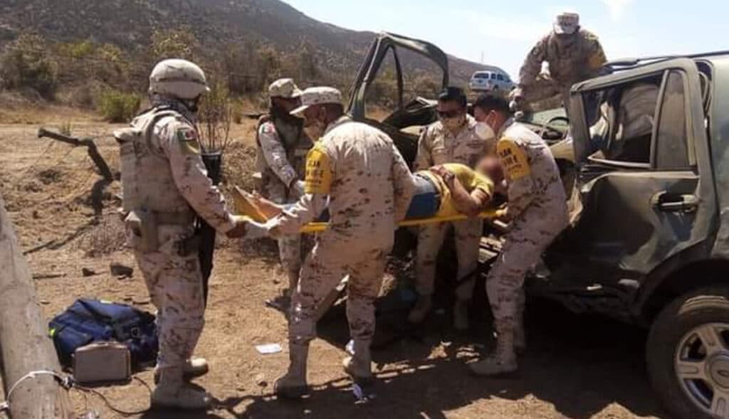 RESCATAN A MUJER TRAS FUERTE VOLCADURA EN SU CAMIONETA