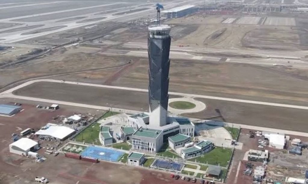 TORRE DE SANTA LUCíA NO ESTá INCLINADA DICE AMLO