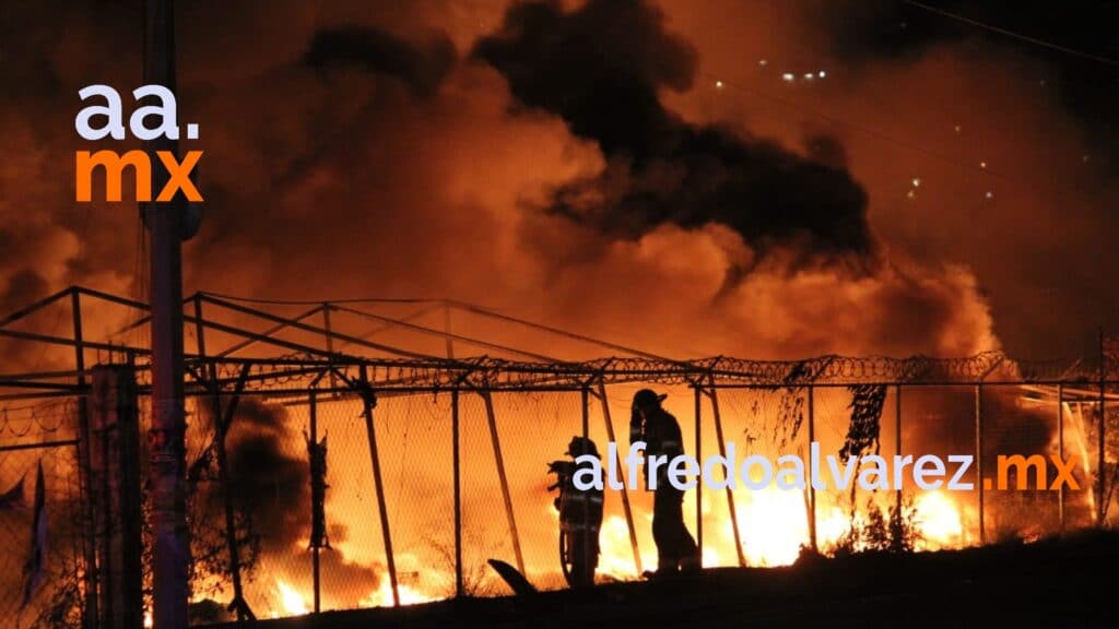 MEGAINCENDIO DE RECICLADORA MOVILIZA VARIAS UNIDADES DE BOMBEROS