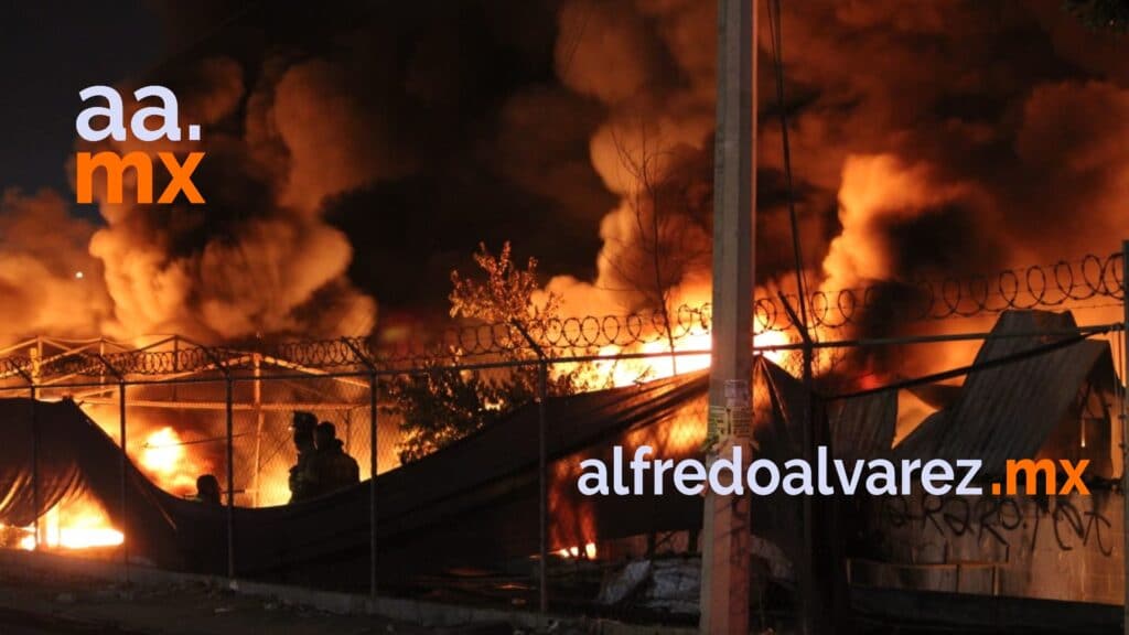 MEGAINCENDIO DE RECICLADORA MOVILIZA VARIAS UNIDADES DE BOMBEROS