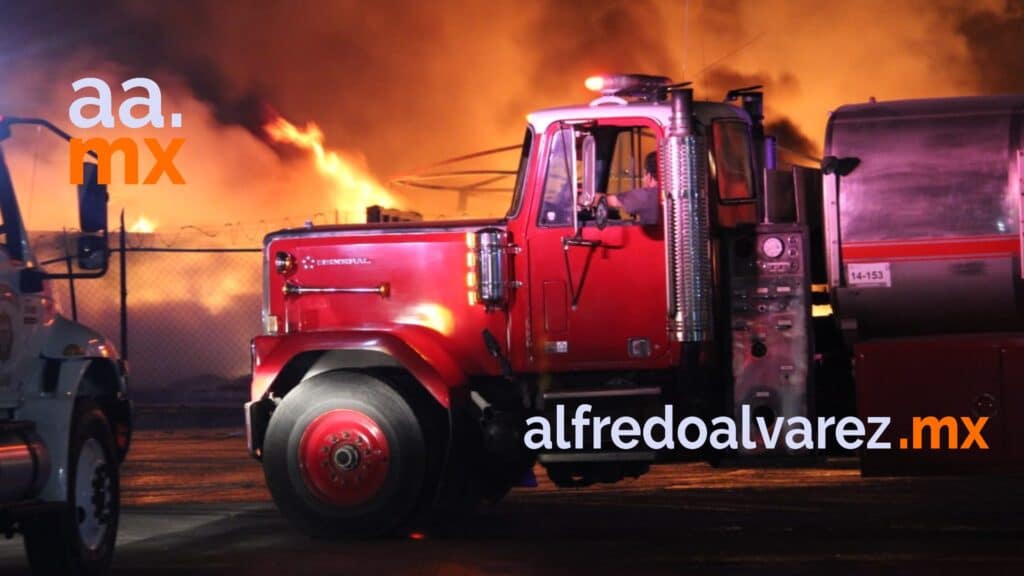 MEGAINCENDIO DE RECICLADORA MOVILIZA VARIAS UNIDADES DE BOMBEROS