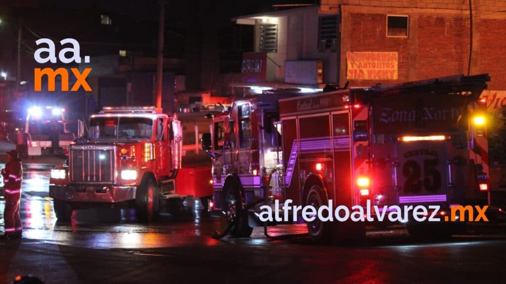 MEGAINCENDIO DE RECICLADORA MOVILIZA VARIAS UNIDADES DE BOMBEROS