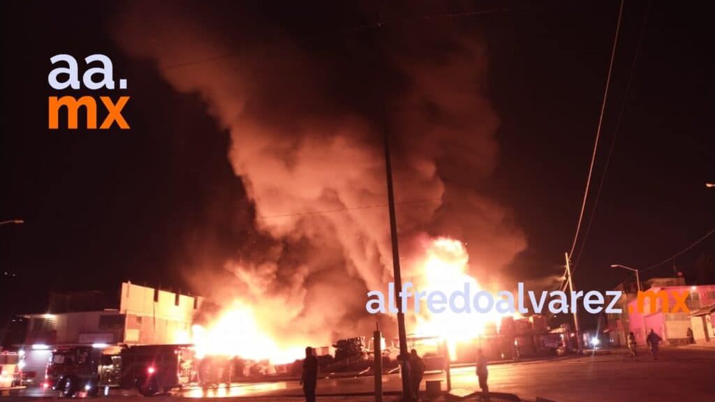 MEGAINCENDIO DE RECICLADORA MOVILIZA VARIAS UNIDADES DE BOMBEROS