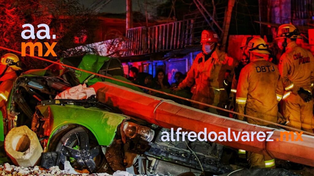 CONDUCTOR MUERE TRAS CHOCAR, LE CAYó UN POSTE ENCIMA