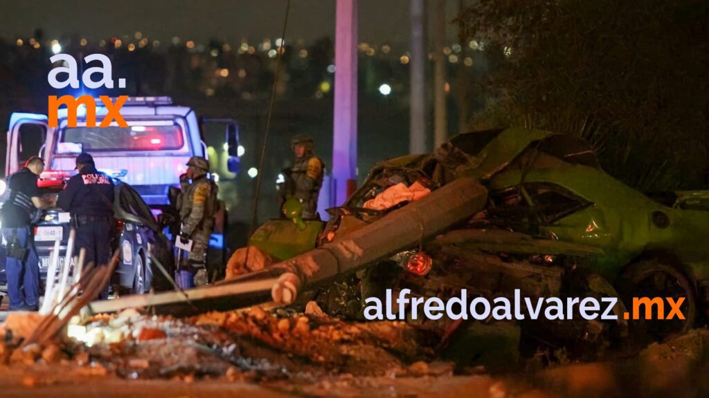 CONDUCTOR MUERE TRAS CHOCAR, LE CAYó UN POSTE ENCIMA
