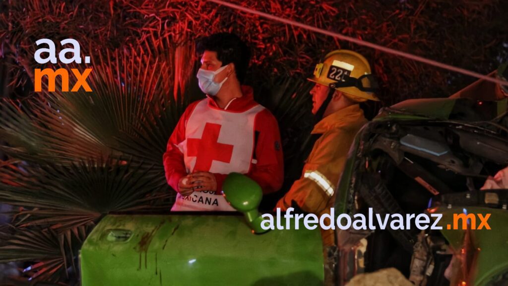 CONDUCTOR MUERE TRAS CHOCAR, LE CAYó UN POSTE ENCIMA