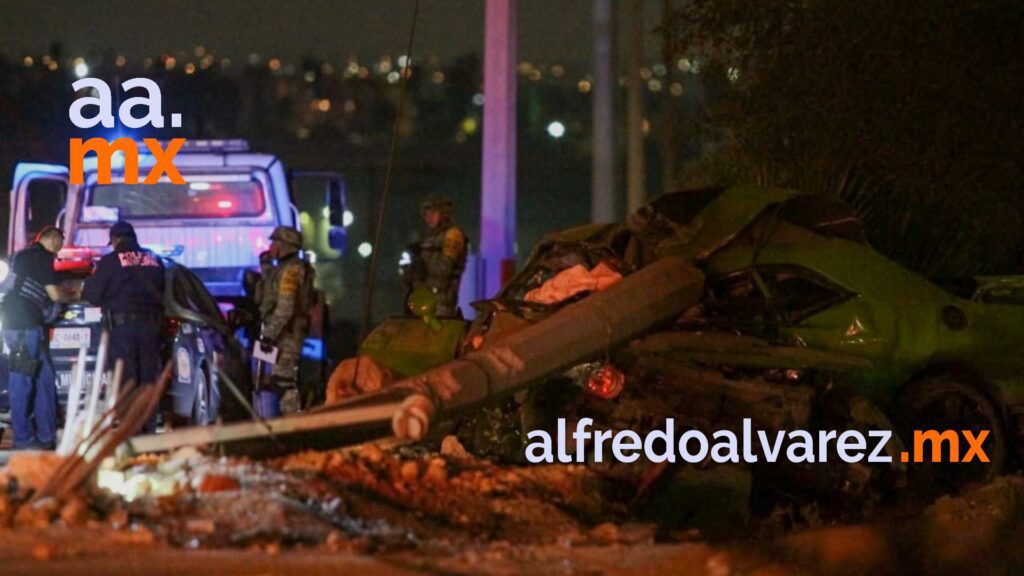 CONDUCTOR MUERE TRAS CHOCAR, LE CAYó UN POSTE ENCIMA