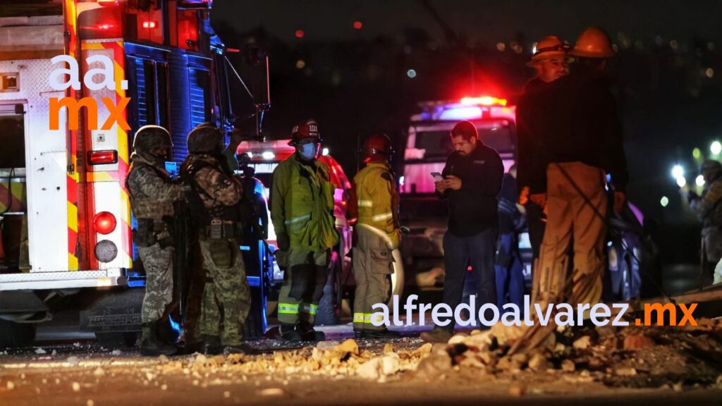 CONDUCTOR MUERE TRAS CHOCAR, LE CAYó UN POSTE ENCIMA