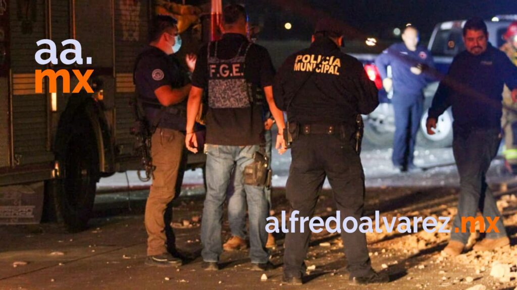 CONDUCTOR MUERE TRAS CHOCAR, LE CAYó UN POSTE ENCIMA
