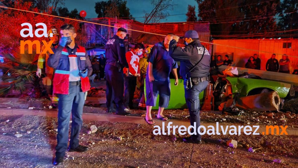 CONDUCTOR MUERE TRAS CHOCAR, LE CAYó UN POSTE ENCIMA